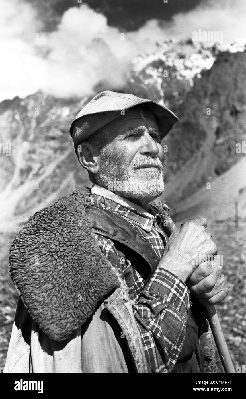 Un uomo pone per il suo ritratto nel Pamir Mountains in Tagikistan. Foto Stock