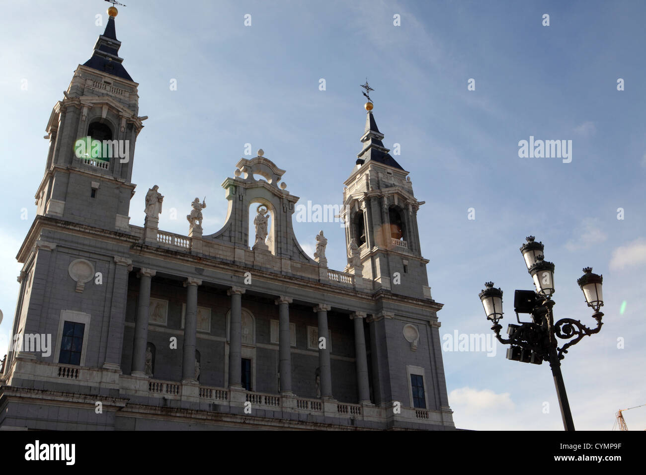 Facciata, Santa María la Real de La Almudena, Cattedrale Cattolica, Madrid, Spagna Foto Stock