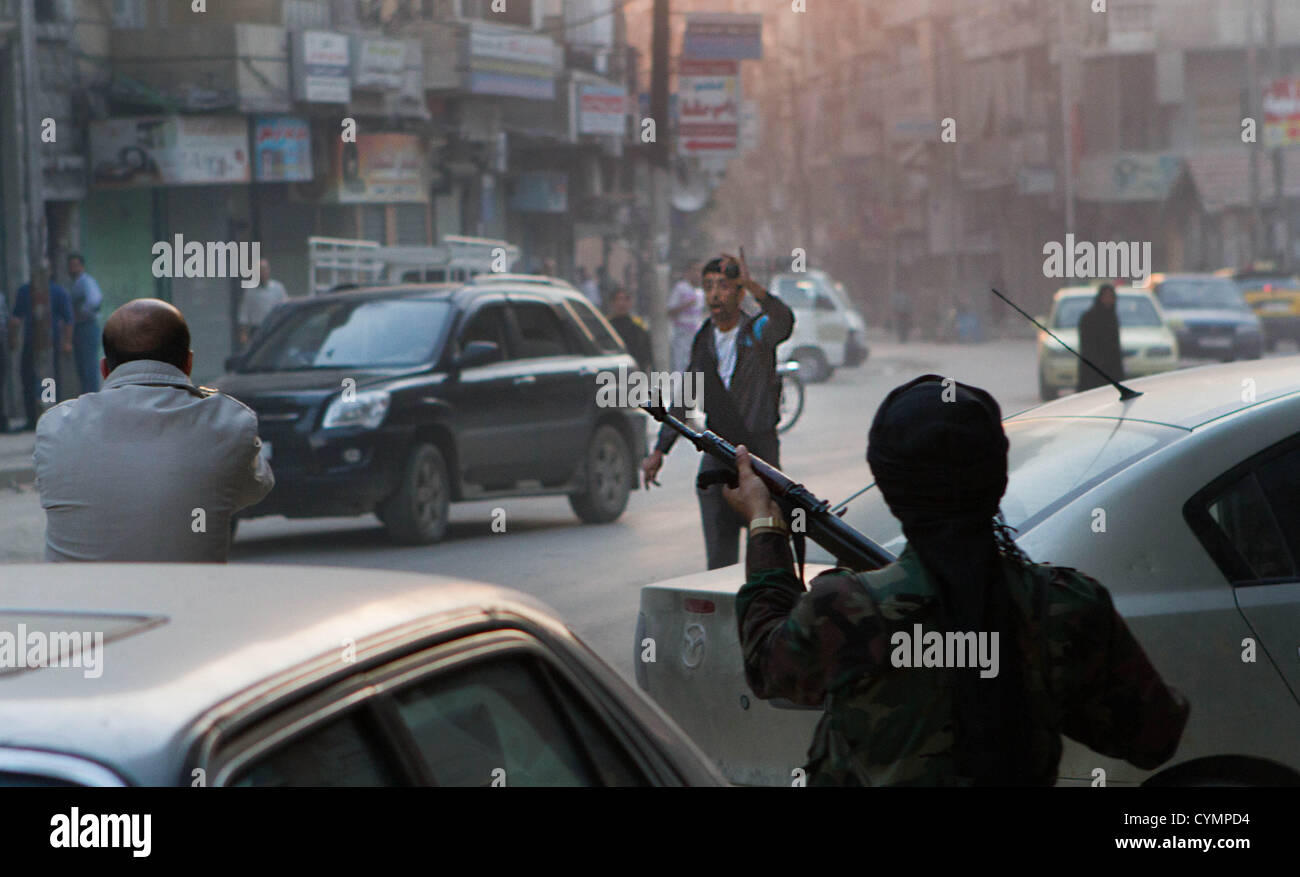 5 novembre 2012 - Aleppo, Siria: un sospetto ladro può contenere fino una granata dopo essere stati catturati da libero esercito siriano fighters saccheggi. Egli ha minacciato di farla esplodere durning stand off. Il saccheggio è diventata un problema crescente. Foto Stock