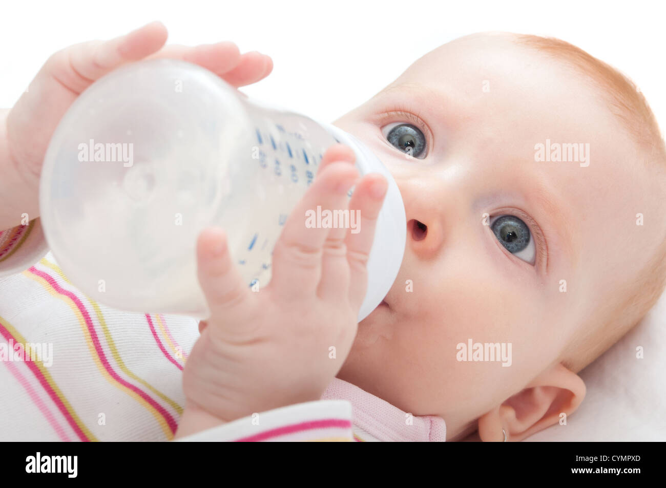 Primo piano della bambina di bere latte dalla bottiglia Foto Stock