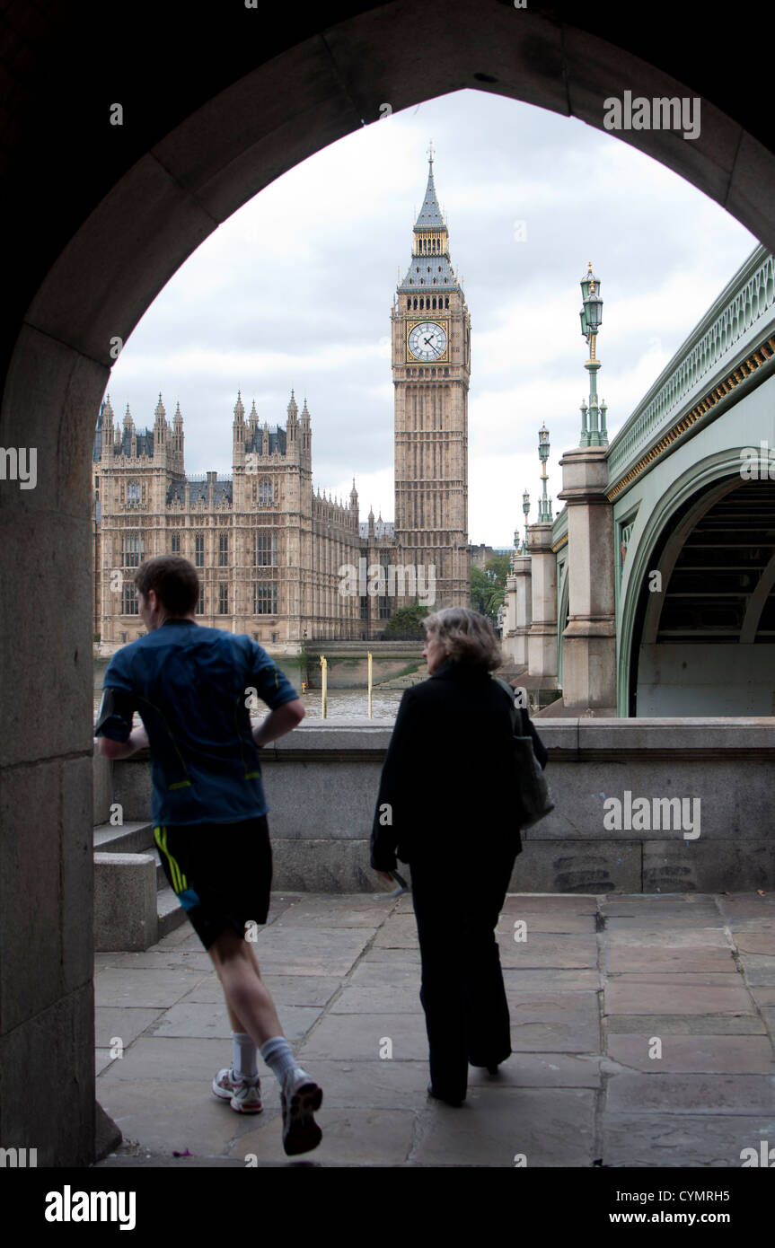 Persona che cammina e runner di fronte al Big Ben di Londra, Regno Unito Foto Stock