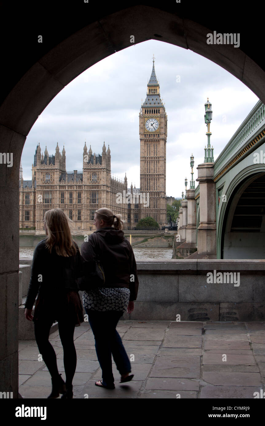 La gente che camminava davanti al Big Ben di Londra, Regno Unito Foto Stock