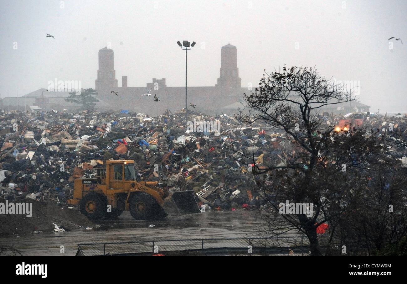Nov. 7, 2012 - Queens, a New York, Stati Uniti - Carrelli sanitari offrono i detriti di un cestino campo impostato in Giacobbe Riis Park come né'pasqua colpisce il Rockaways Novembre 7, 2012. (Credito Immagine: © Bryan Smith/ZUMAPRESS.com) Foto Stock