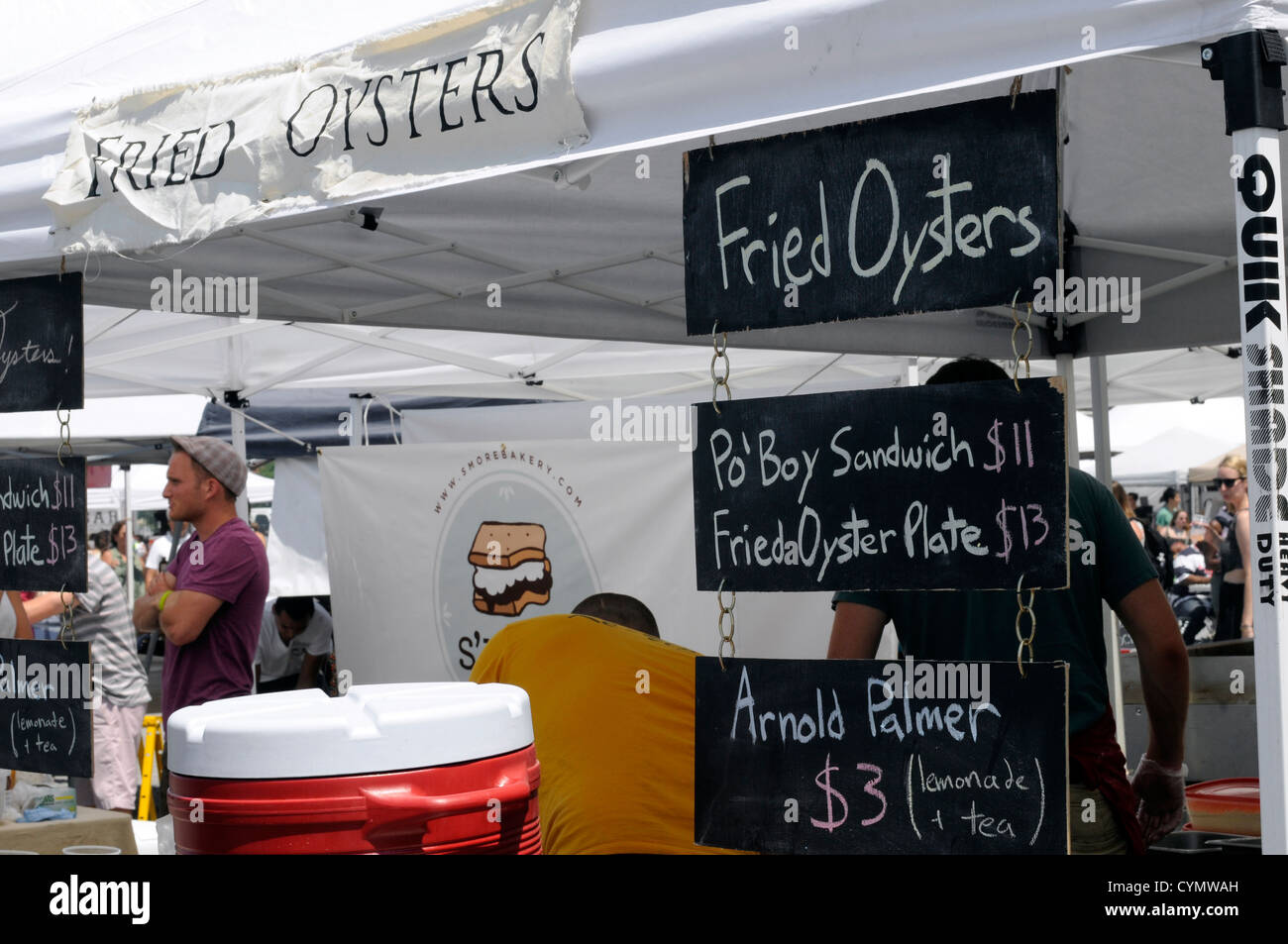 Il Smorgasburg locale mercato alimentare di Williamsburg è diventata presto un hipster ritrovo per le piccole imprese del settore alimentare. New York 2012 Foto Stock