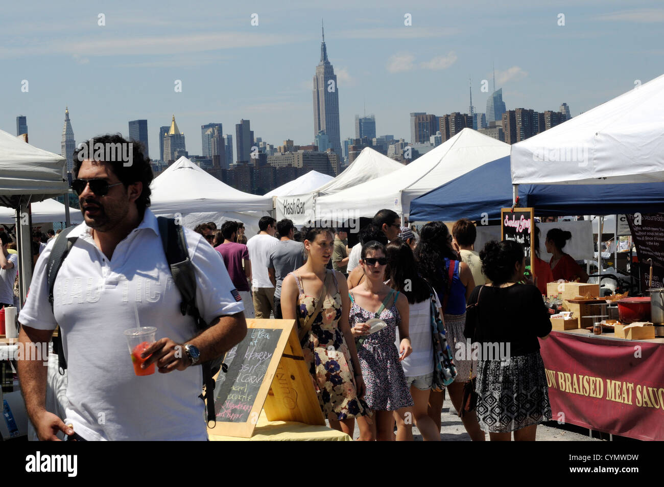 Il Smorgasburg locale mercato alimentare di Williamsburg è diventata presto un hipster ritrovo per le piccole imprese del settore alimentare. New York 2012 Foto Stock