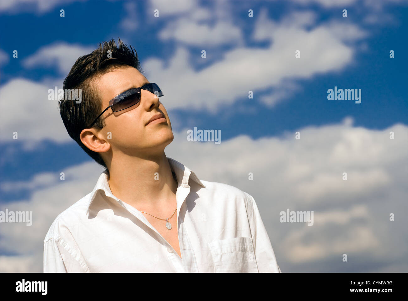 Mentalità Giovane Uomo in camicia bianca e occhiali neri Foto Stock