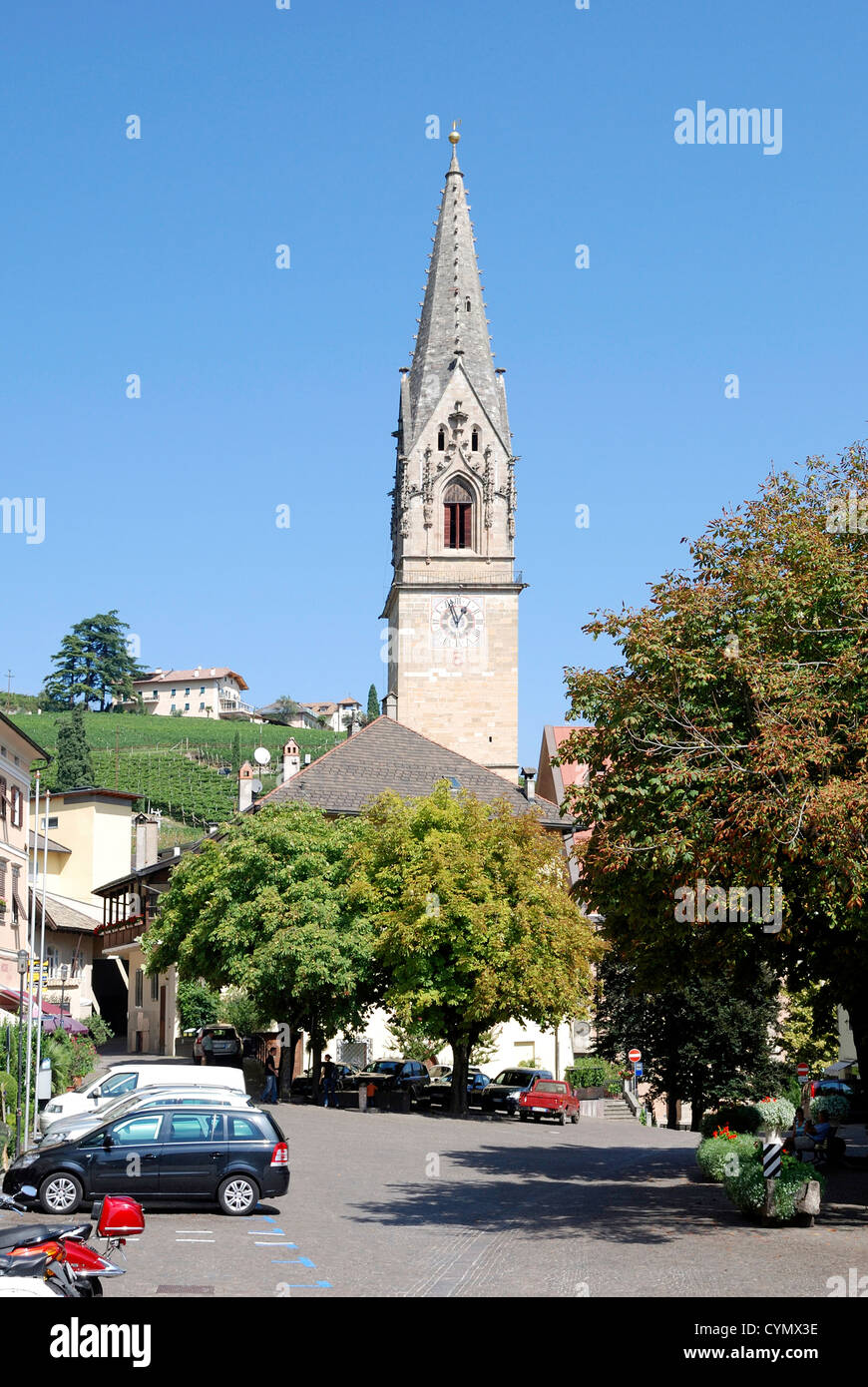 Chiesa parrocchiale di Termeno presso la strada del vino in Alto Adige. Foto Stock