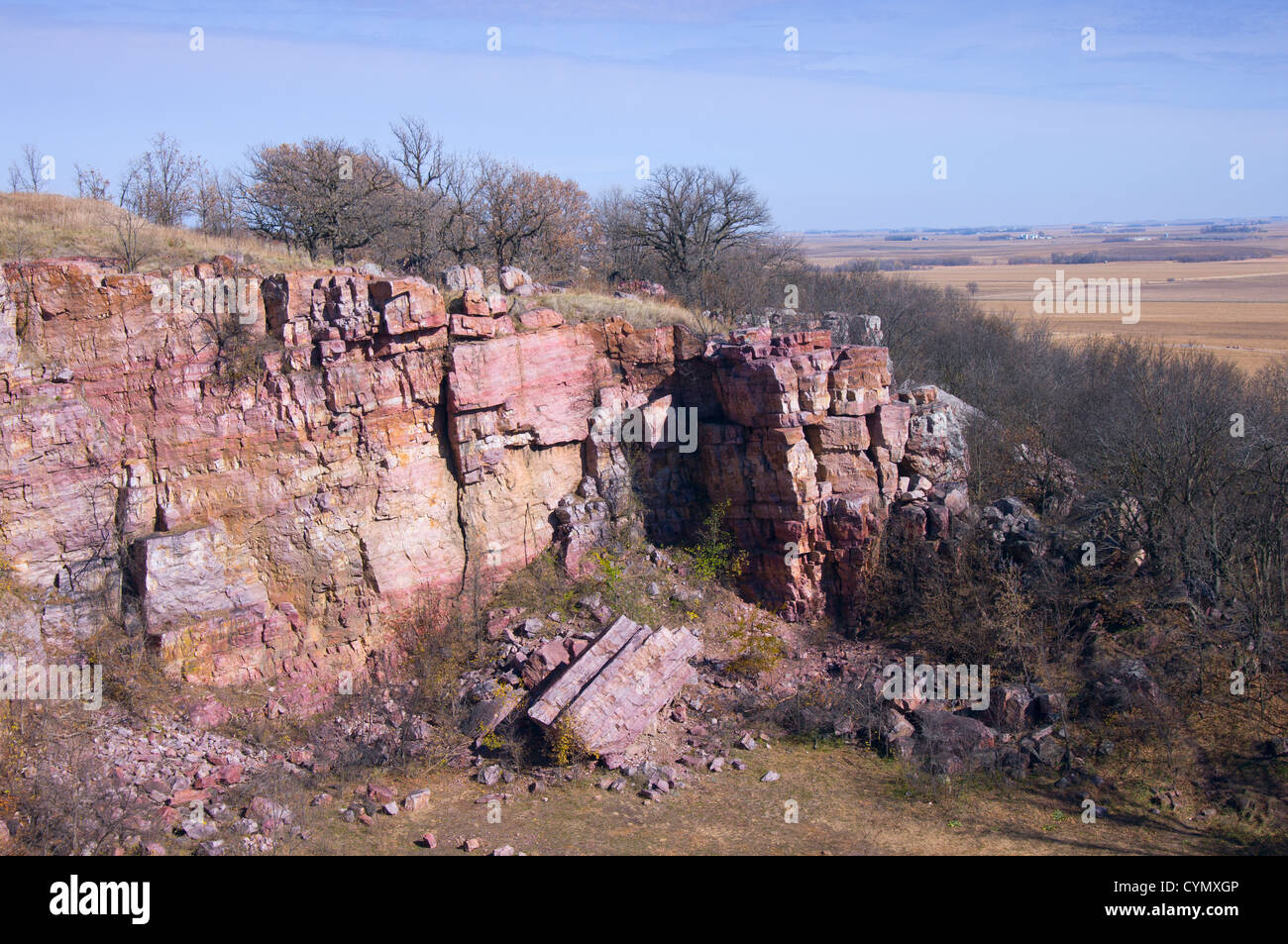 Sioux scogliere di quarzite e prateria circondata da terreni agricoli a tumuli blu Parco dello Stato del Minnesota Foto Stock