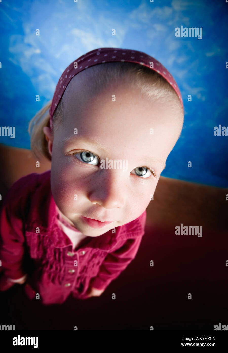 Piccolo viso della bambina distorta in un obiettivo grandangolare shot Foto Stock