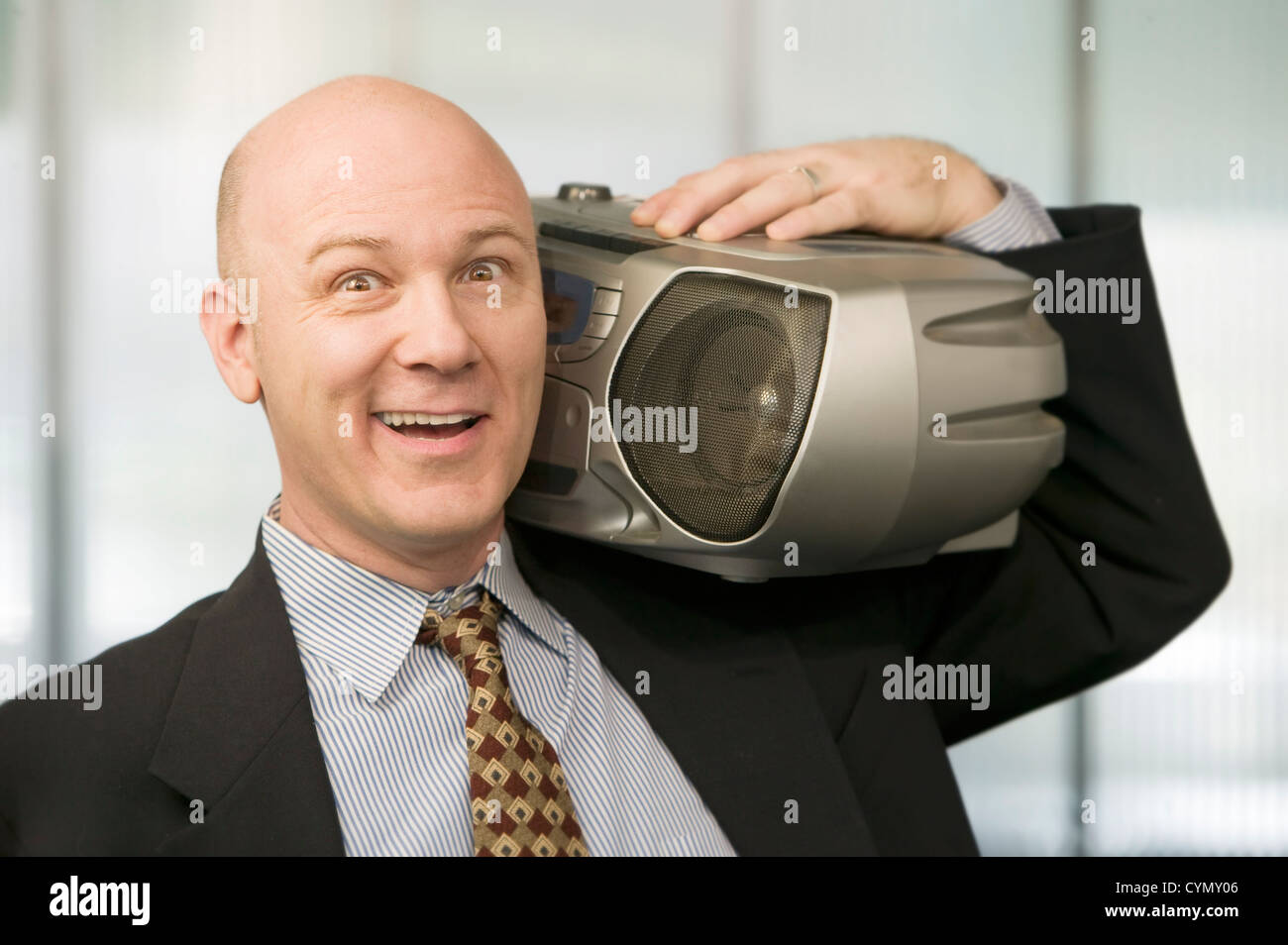 Imprenditore sorridente ascolto di un grosso Boom Box Foto Stock