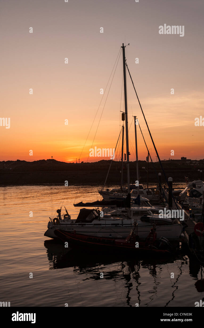 Barche al tramonto, Burry Port Harbour, west scie Foto Stock