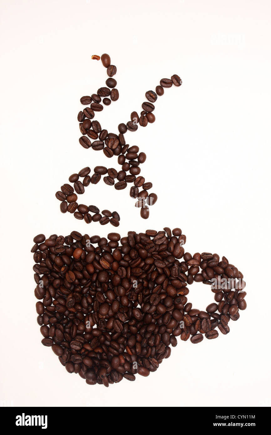 Coffeebeans disposte in una forma a tazza, isolato su bianco Foto Stock