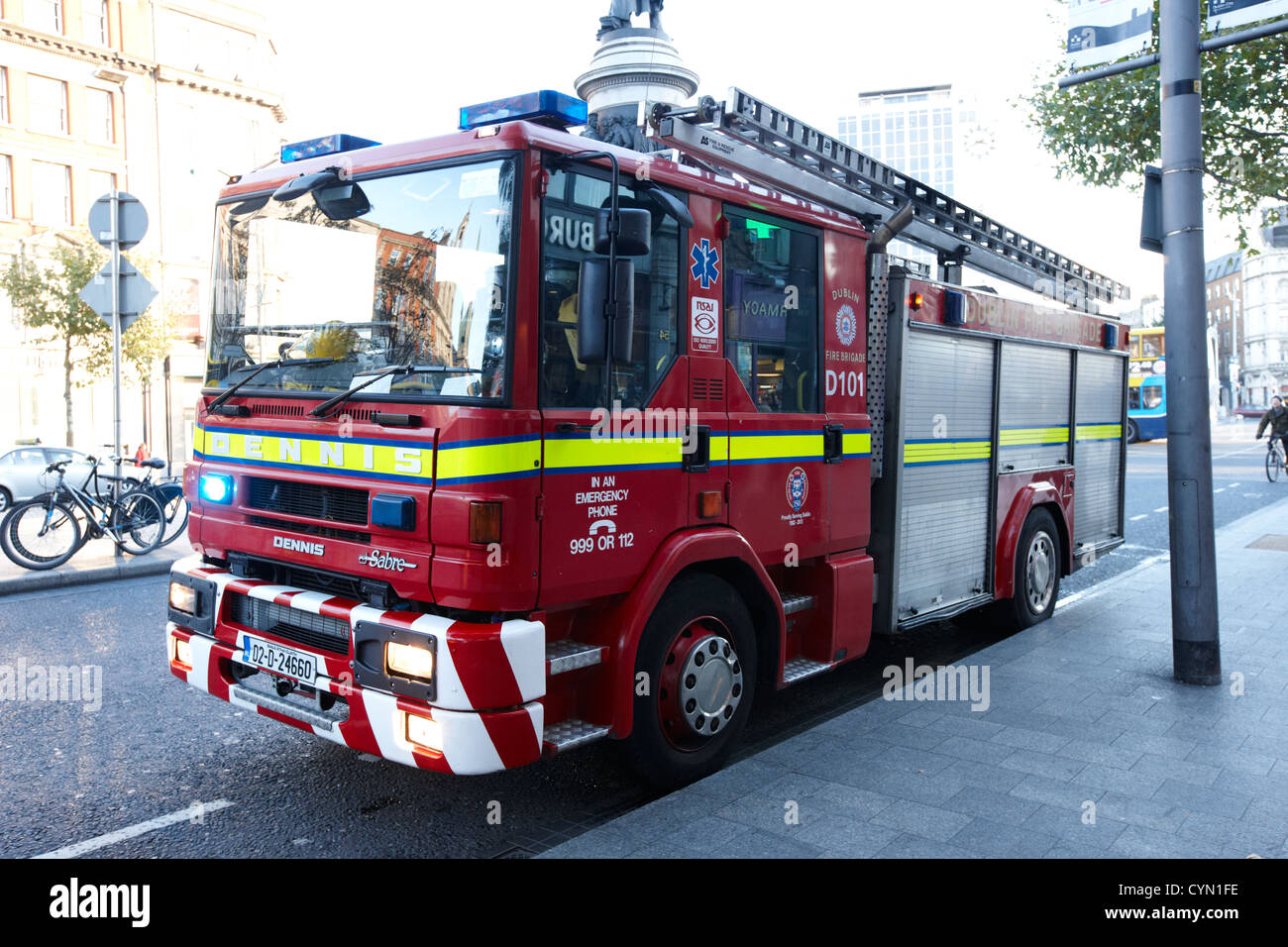 Dublino vigili del fuoco motore su Call out oconnell street a Dublino Repubblica di Irlanda Foto Stock