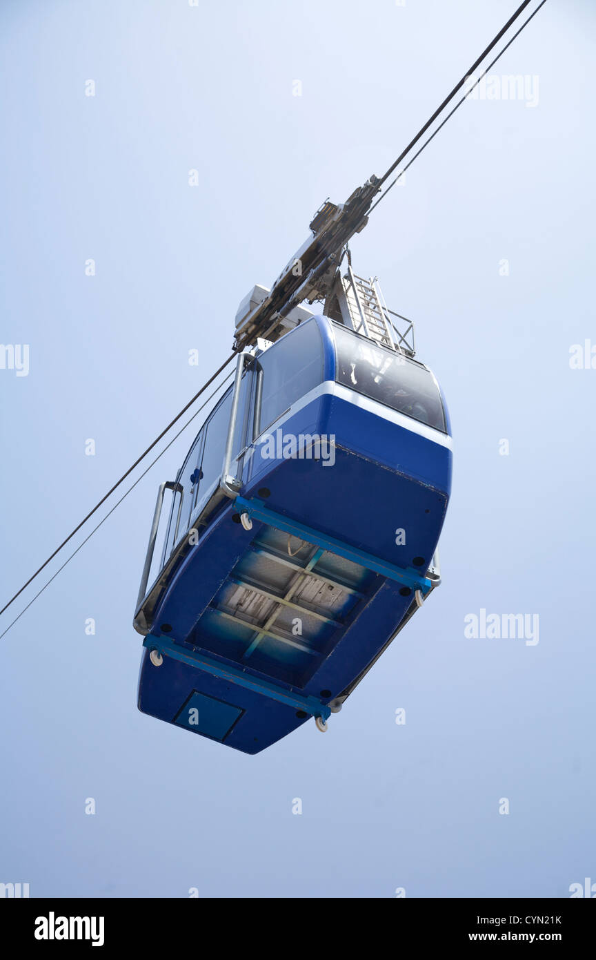 Teleferico blu funivia per il trasporto di persone in alto vulcano Teide Foto Stock