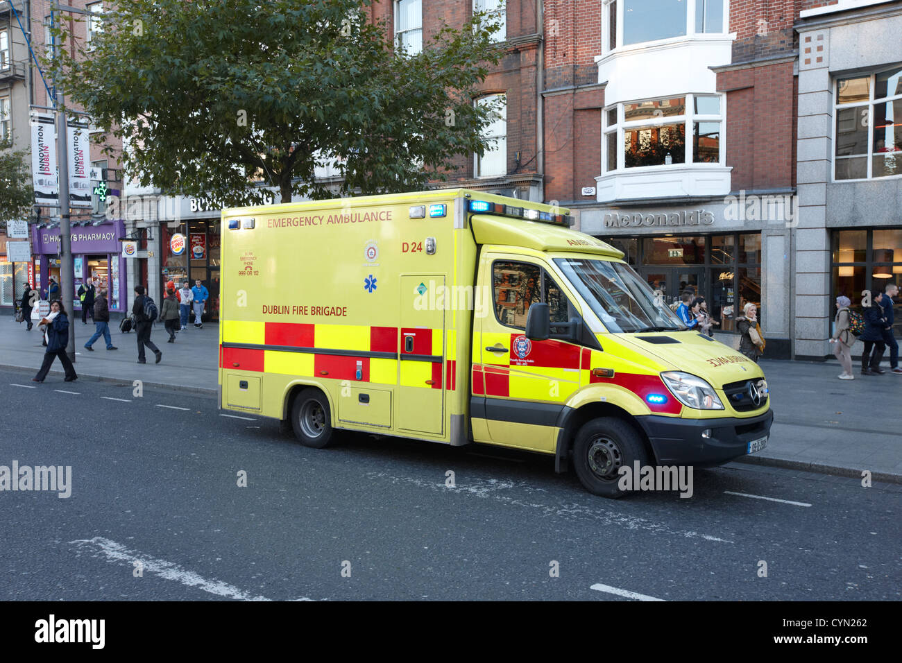 Dublino vigili del fuoco ambulanza emergenza oconnell street a Dublino Repubblica di Irlanda Foto Stock