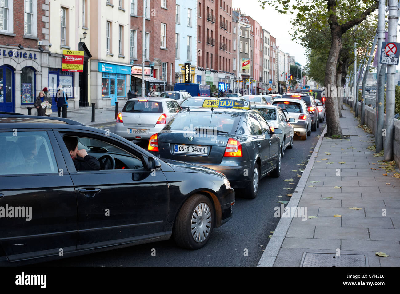 Coda di intenso traffico di Dublino Bachelors Walk city center Dublino Repubblica di Irlanda Foto Stock