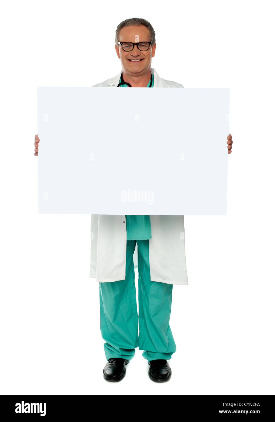 Senior Medical professional visualizzazione vuoto bianco banner per la fotocamera Foto Stock