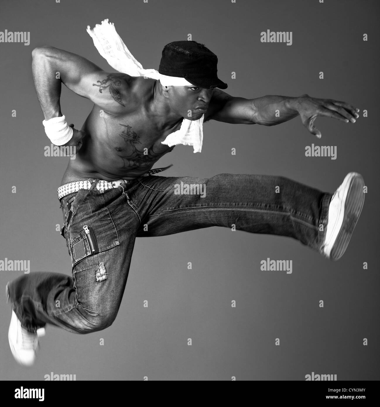 African American guy il congelamento di spostare su sfondo grigio Foto Stock