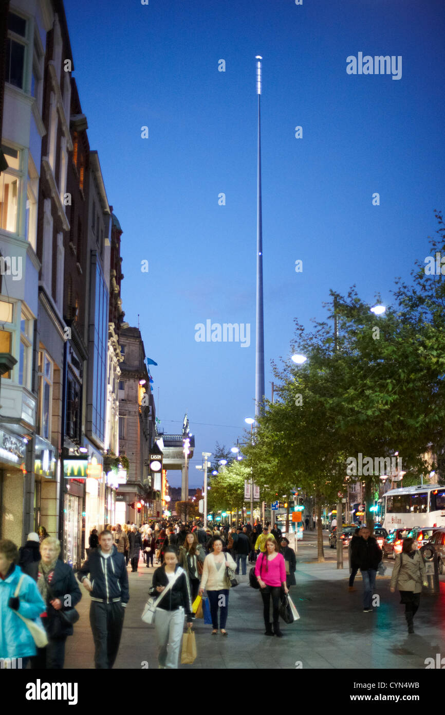 La folla di gente che passeggia lungo oconnell street st notte a Dublino Repubblica di Irlanda Foto Stock