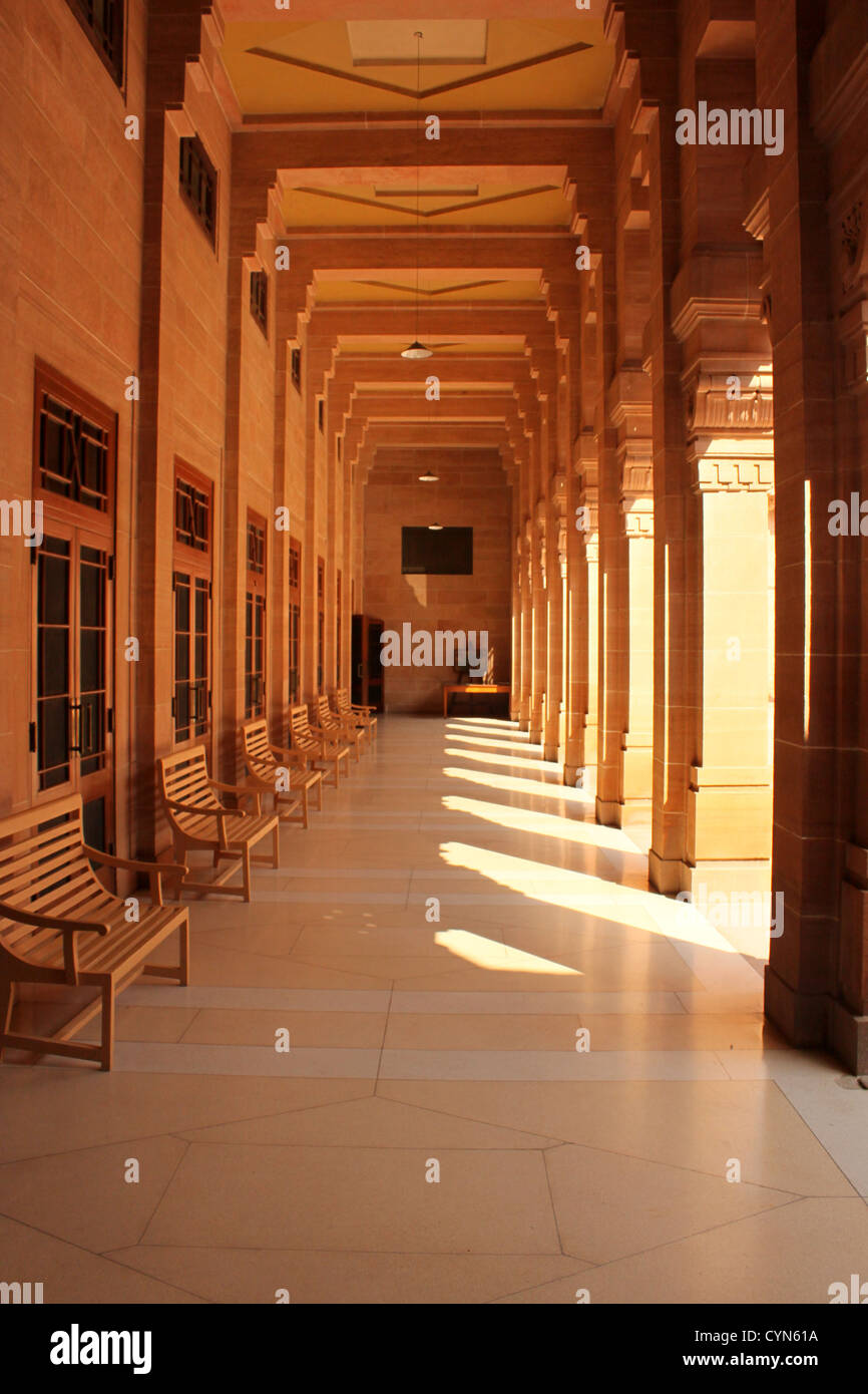 Veranda con pilastri in una giornata di sole Umaid bhavan palace jodhpur india Foto Stock