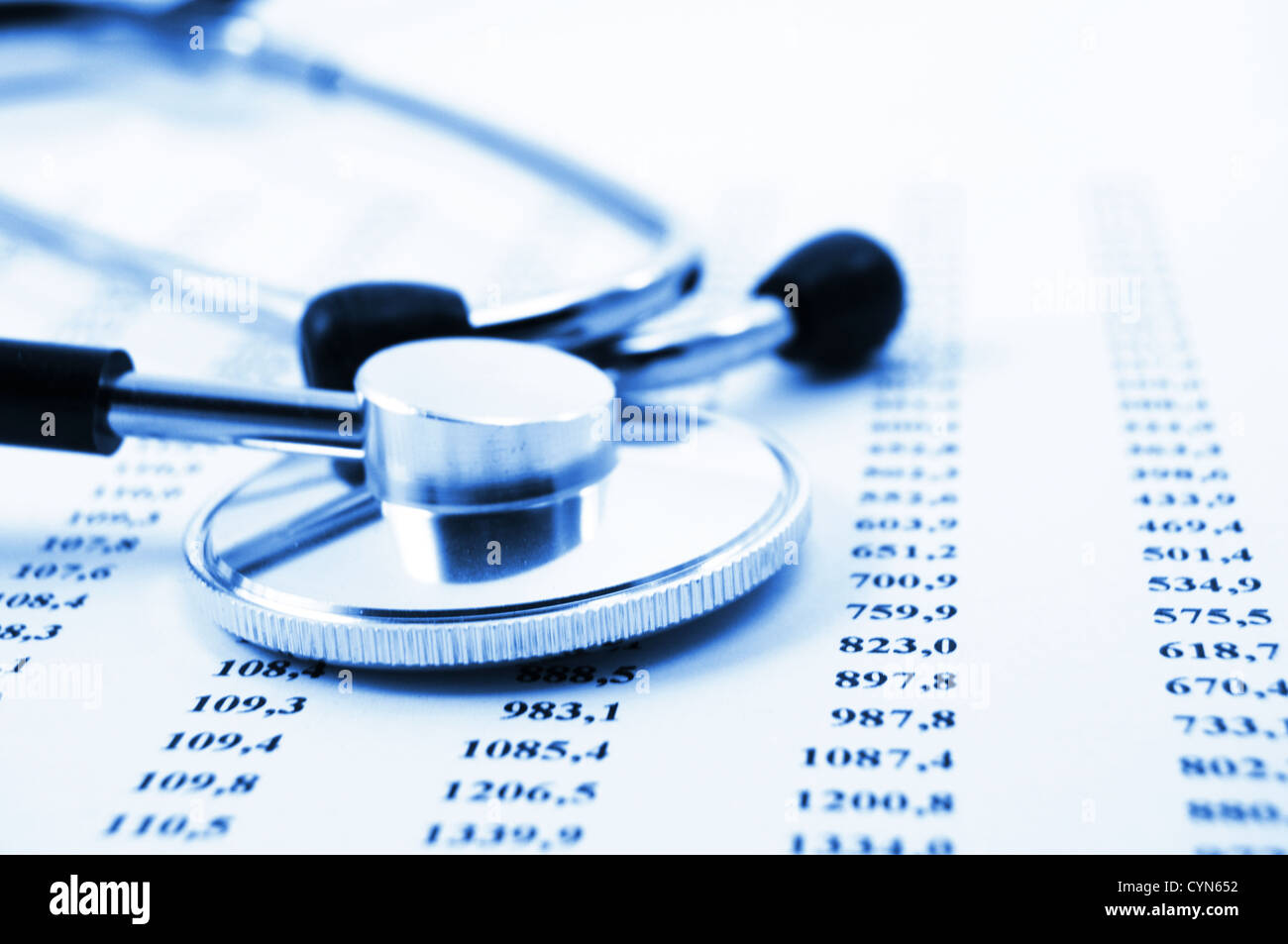 Lo stetoscopio e scientifica dei dati medici che mostra il concetto di ricerca Foto Stock