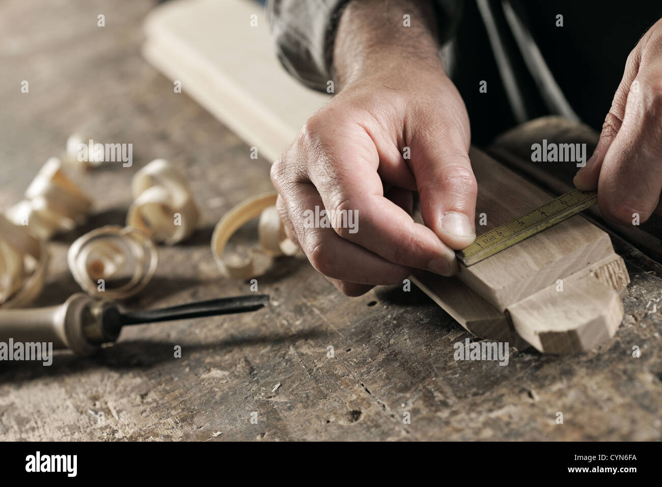 Carpenter la misurazione di un tavolato in legno Foto Stock