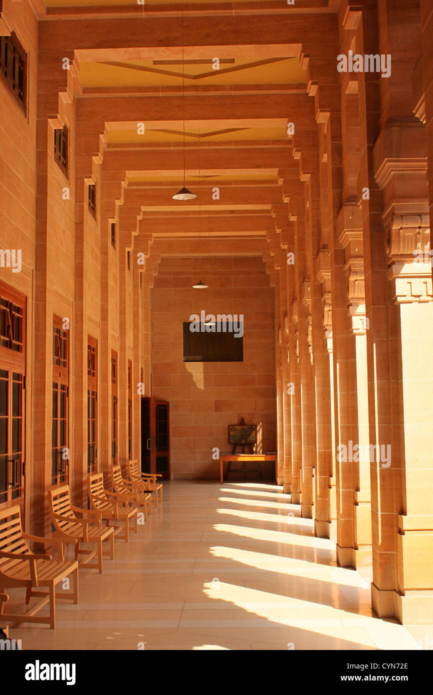 Veranda con pilastri in una giornata di sole Umaid Bhawan Palace Jodhpur Rajasthan Foto Stock
