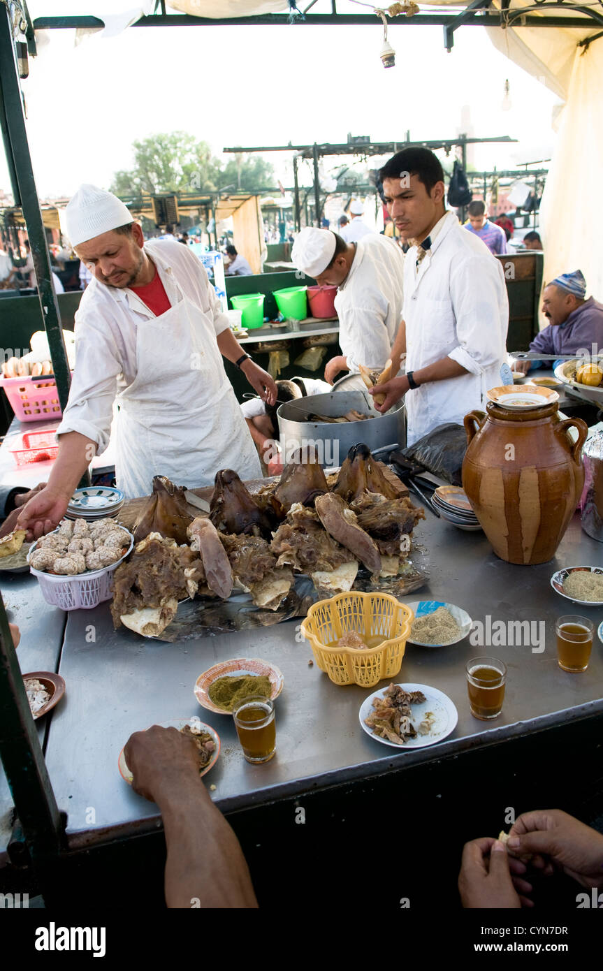 Teste di pecora ( di solito a vapore in una speciale pentola ) sono molto popolari street food in Marocco e i paesi del Maghreb. Foto Stock