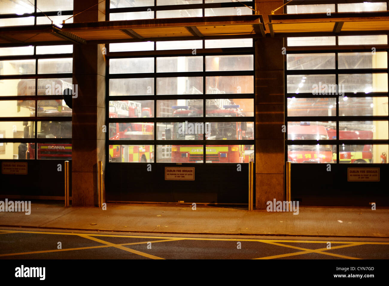 Dublino vigili del fuoco la stazione dei vigili del fuoco con le porte chiuse durante la notte Repubblica di Irlanda Foto Stock