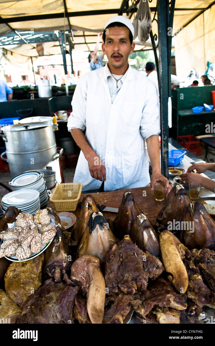 Teste di pecora ( di solito a vapore in una speciale pentola ) sono molto popolari street food in Marocco e i paesi del Maghreb. Foto Stock