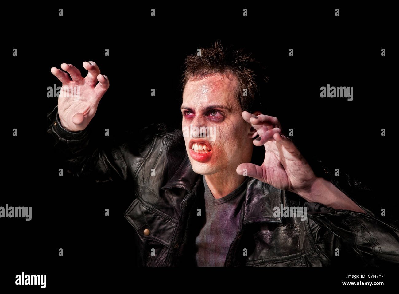 Zombie o ghoul recoiling da una luce brillante Foto Stock