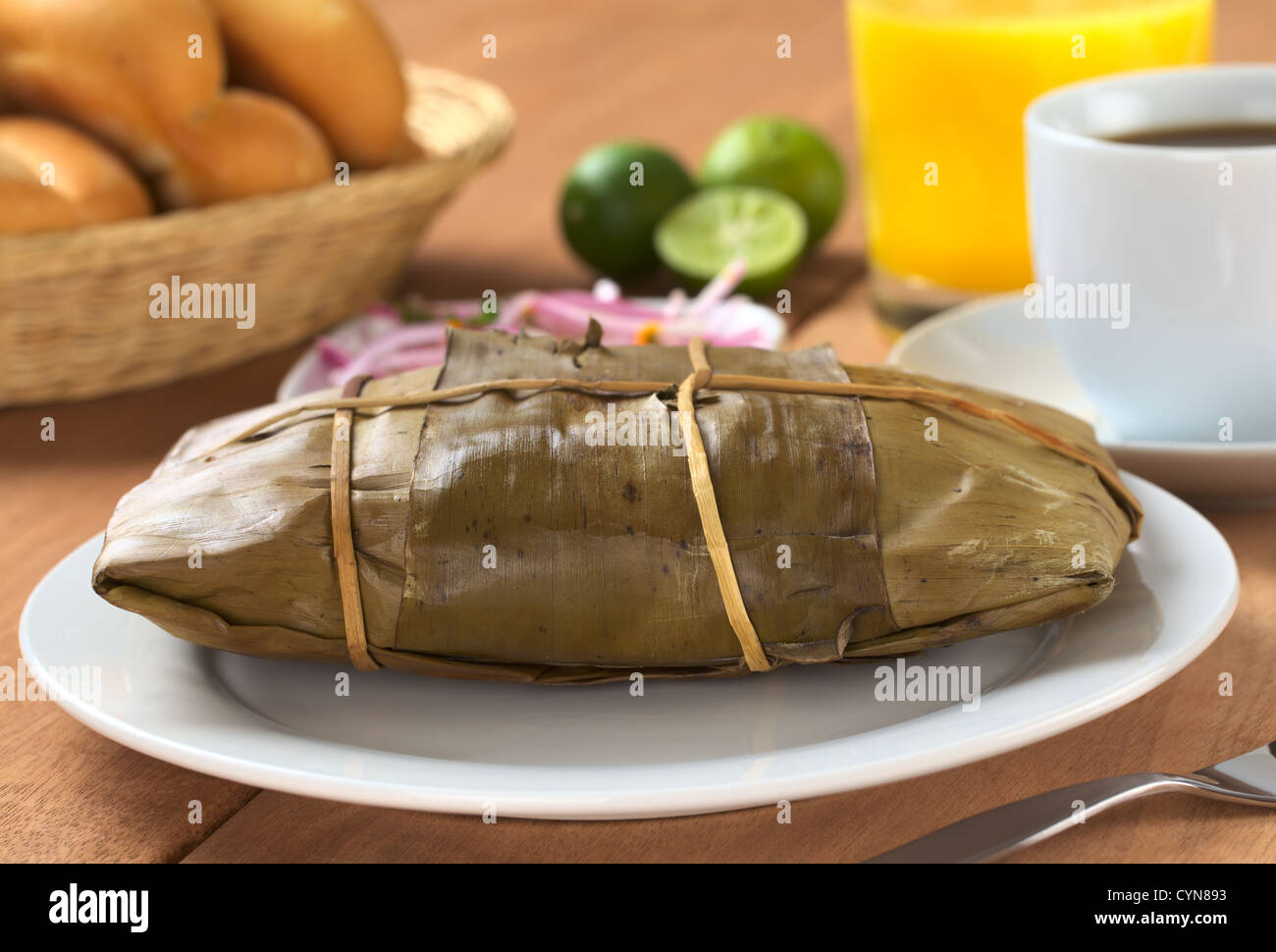 La cucina peruviana chiamato Massimo Mauro che è preparato da grano cotto e avvolti in foglie di banano Foto Stock