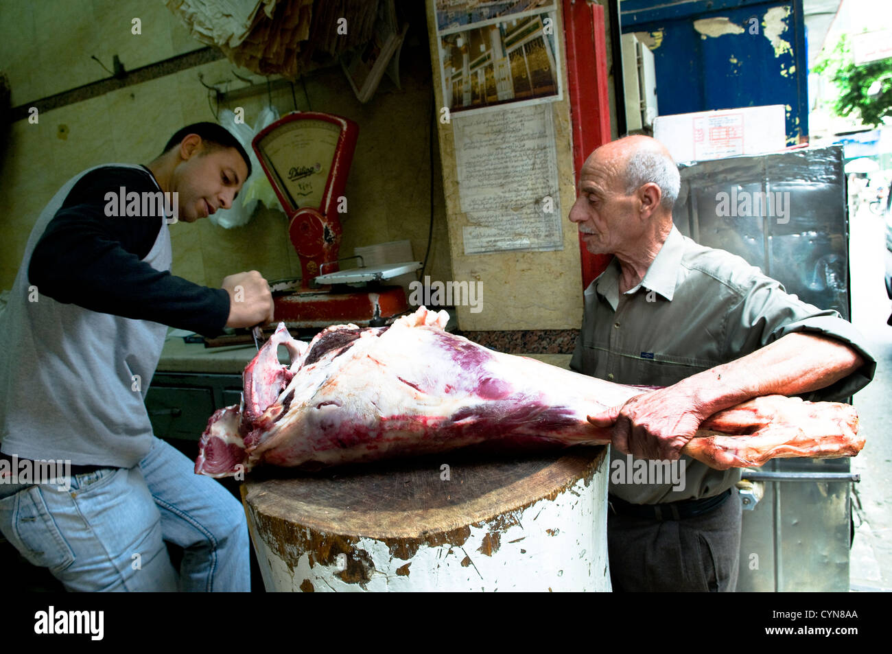 I macellai che lavorano nel loro negozio di macellaio in Cairo. Foto Stock