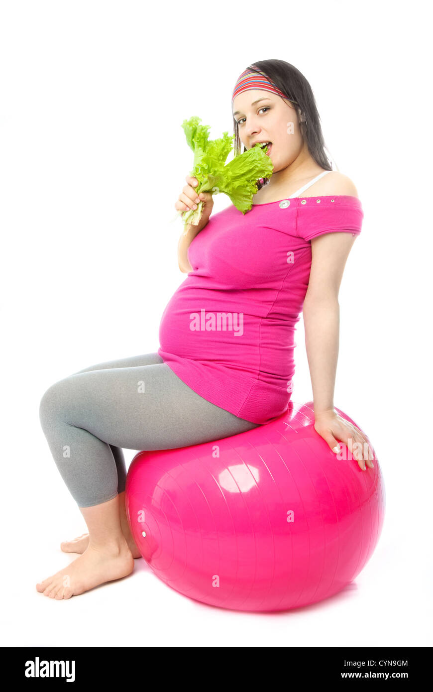 Donna incinta insalata mangiare Foto Stock