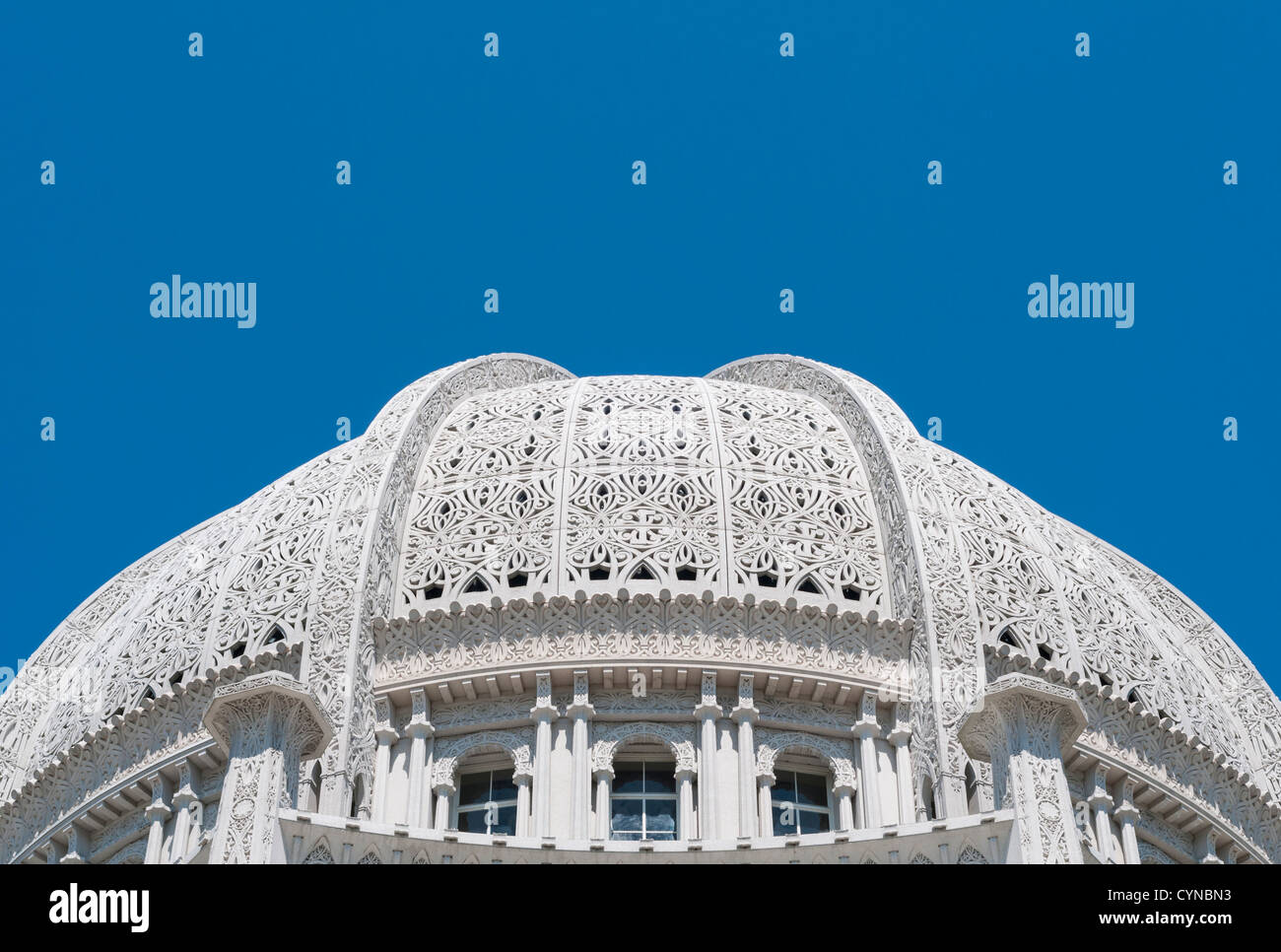 La cupola in muratura dettagliata su bahaisti tempio in Evanston, Illinois (vicino a Wilmette), a fronte di una bellissima e tranquilla, cielo blu. Foto Stock