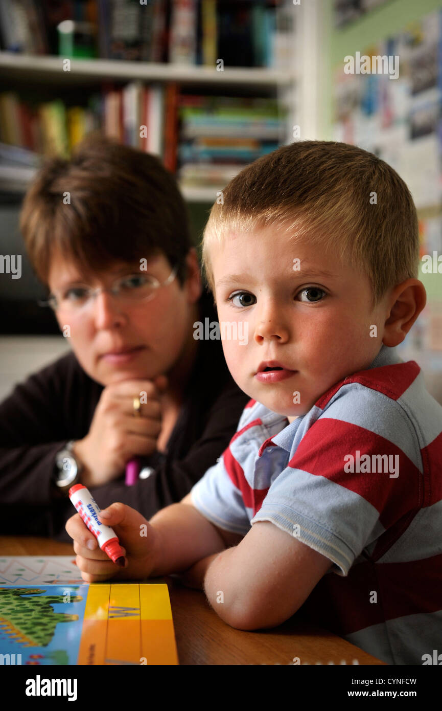 Una madre aiutare suo figlio con alcuni dei primi esercizi di apprendimento REGNO UNITO Foto Stock