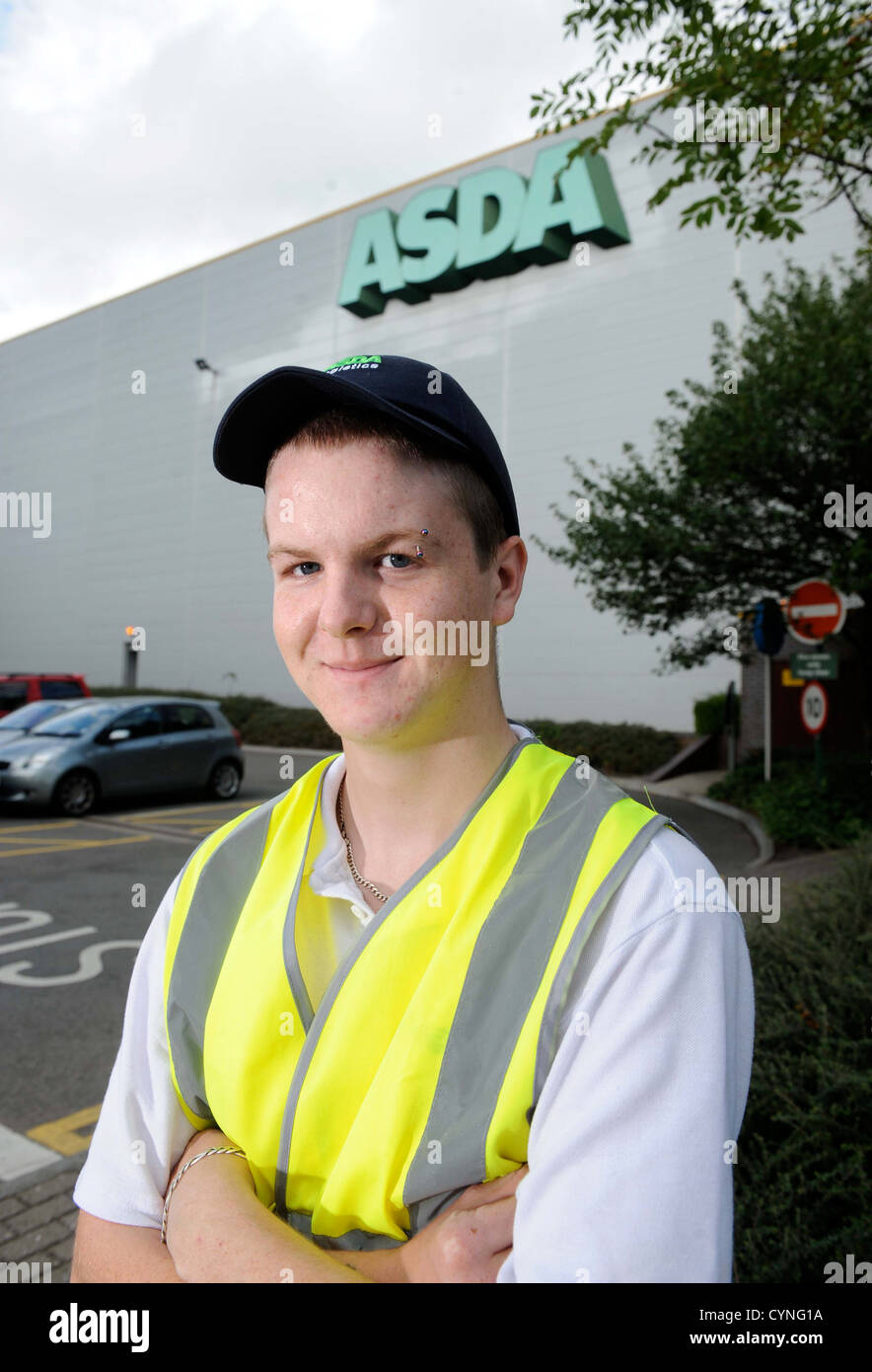 Un giovane dipendente del supermercato Asda lavorando come un Commissionatore a Asda Bristol distribuzione refrigerata Centre Regno Unito Foto Stock