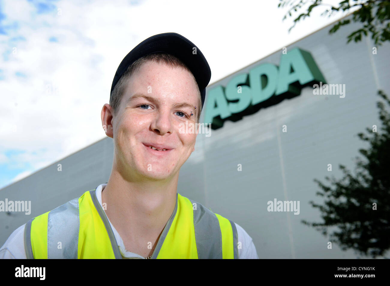 Un giovane dipendente del supermercato Asda lavorando come un Commissionatore a Asda Bristol distribuzione refrigerata Centre Regno Unito Foto Stock