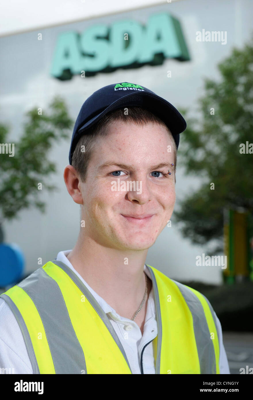 Un giovane dipendente del supermercato Asda lavorando come un Commissionatore a Asda Bristol distribuzione refrigerata Centre Regno Unito Foto Stock