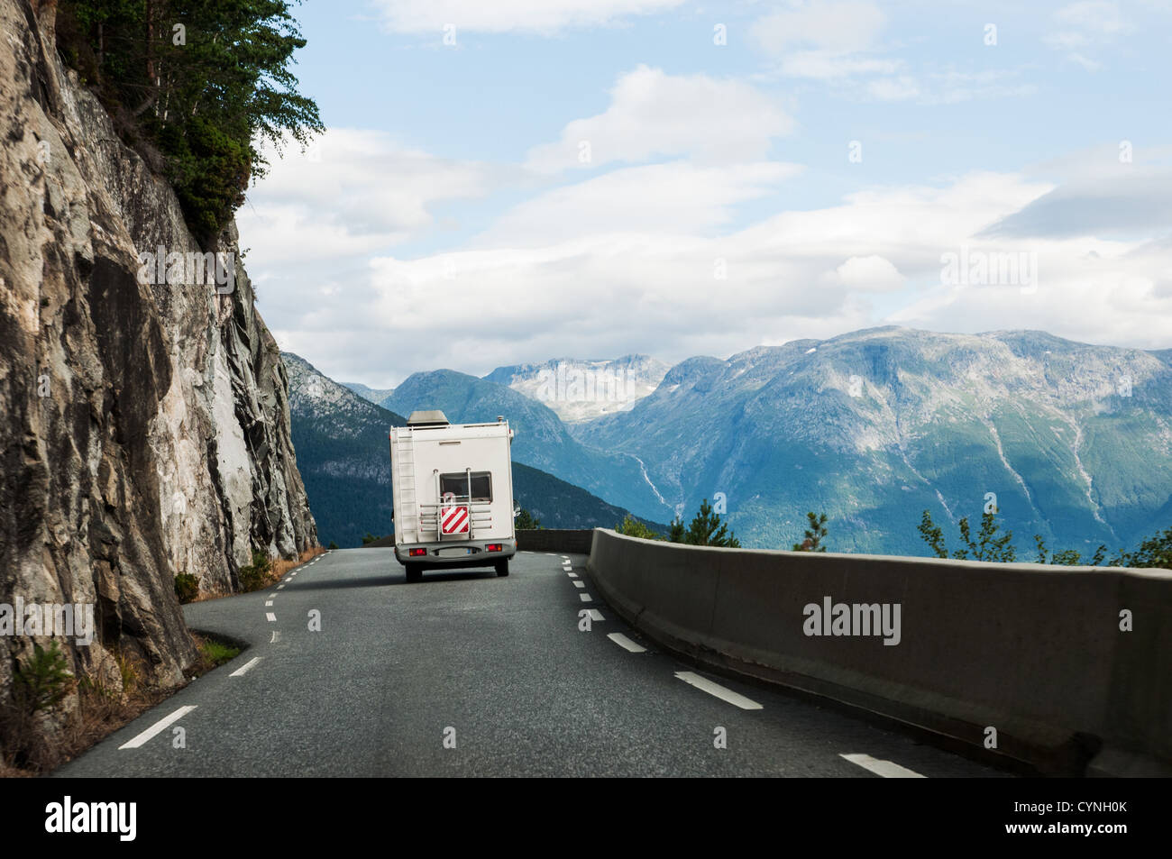 Strada con motor home in montagna in Norvegia e Scandinavia Foto Stock