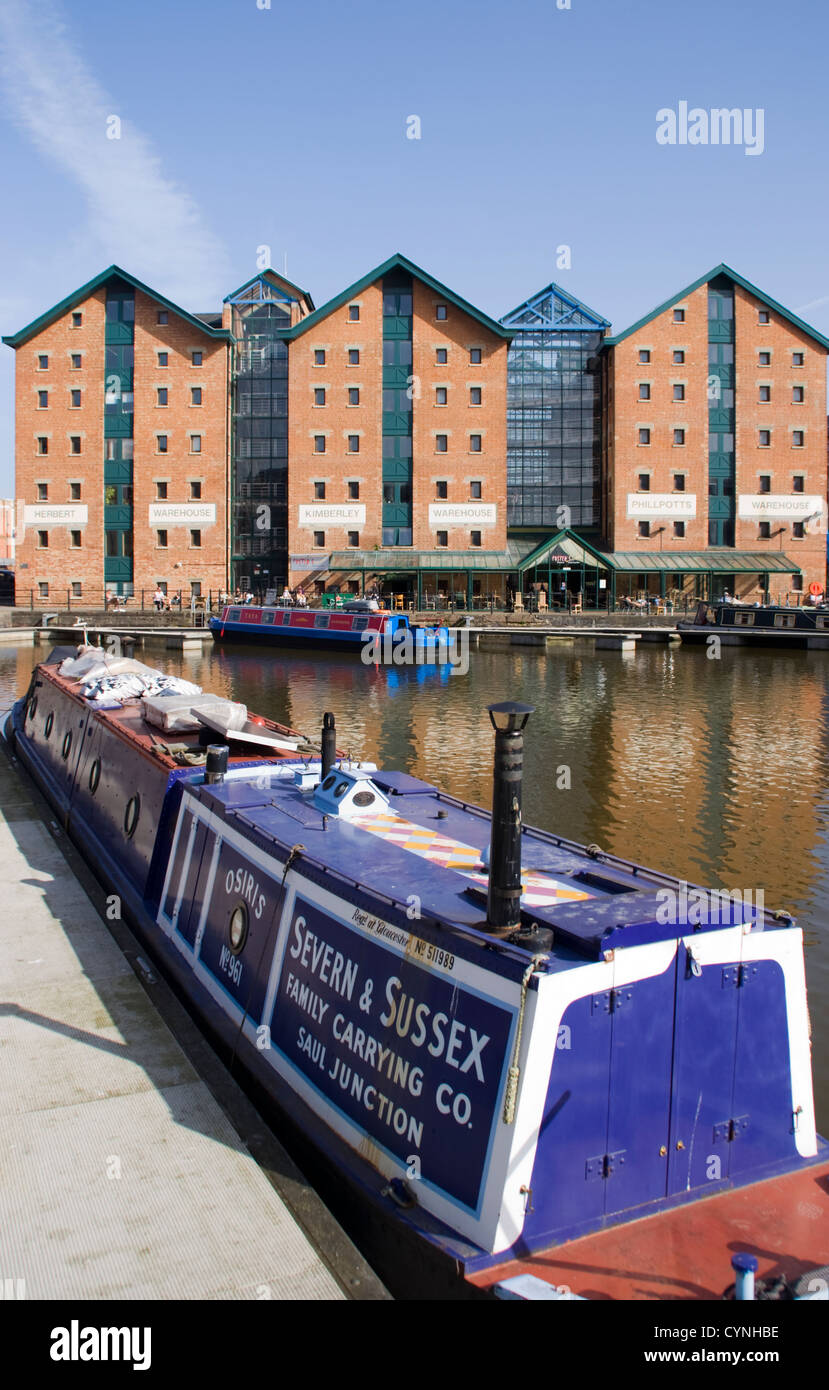 Commerciale barca stretta e magazzini bacino del canale Gloucester Docks Gloucester England Regno Unito Foto Stock
