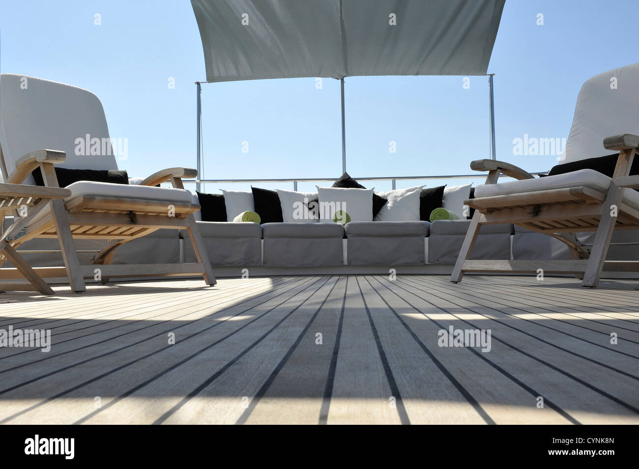 Sun deck di super yacht prese ad angolo basso Foto Stock