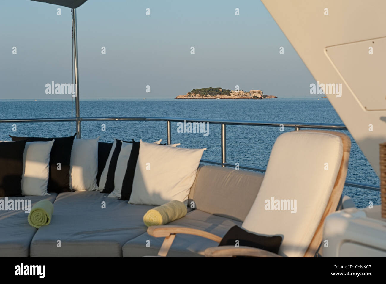 Guardando a isola di fronte mare da sun deck di super yacht Foto Stock