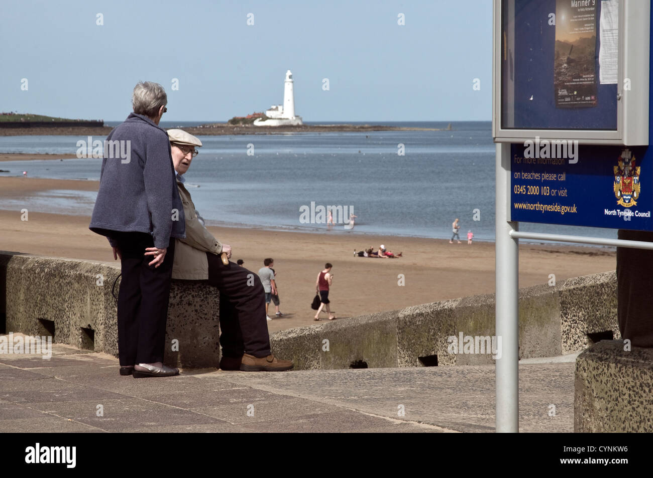 Titolare di pensione o di rendita rilassarsi in riva al mare a Whitley bay vicino a Saint Marie luce-house Ray Boswell Foto Stock
