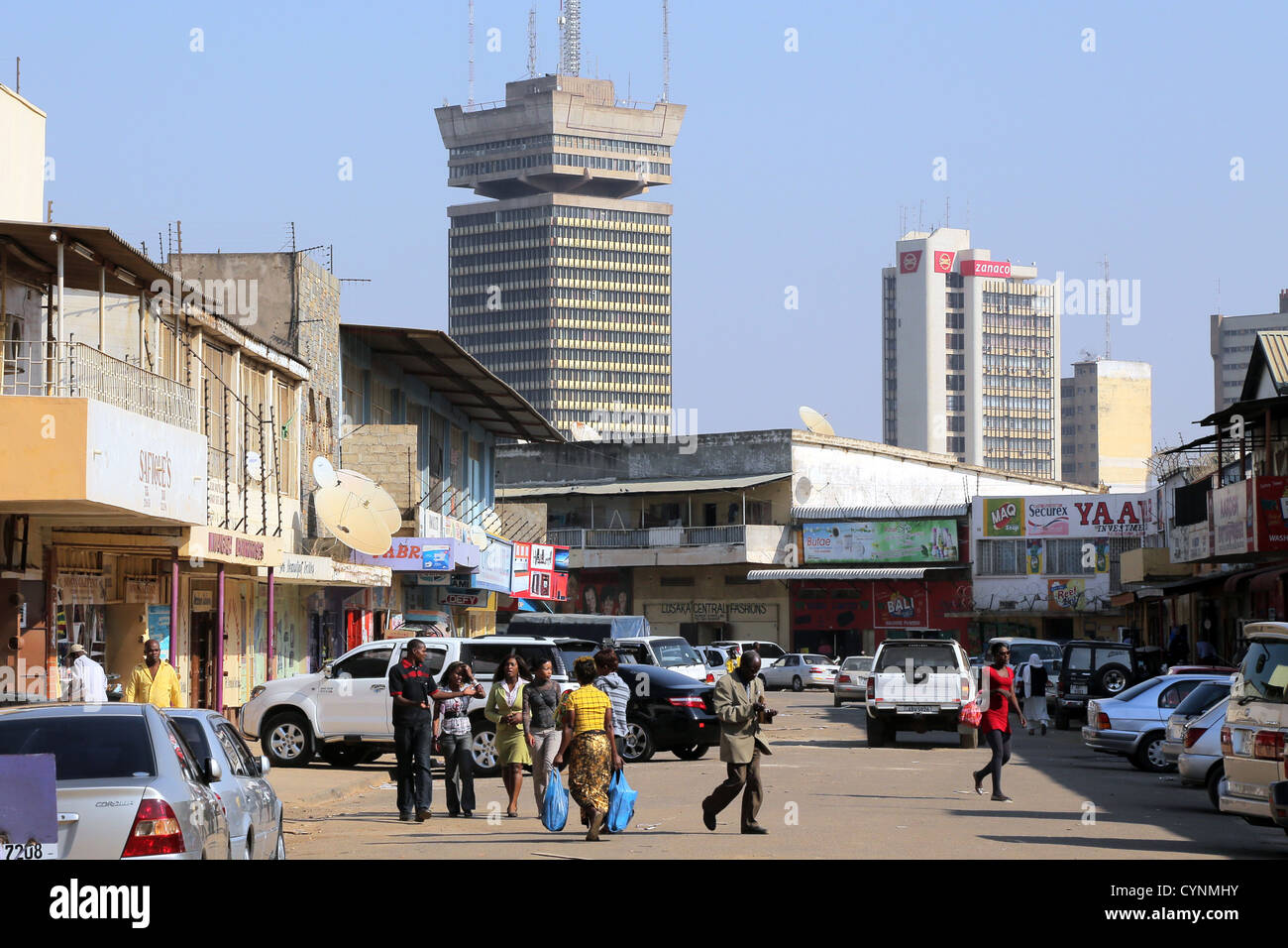 Il centro di Lusaka, capitale dello Zambia. Findeco house a metà Foto Stock