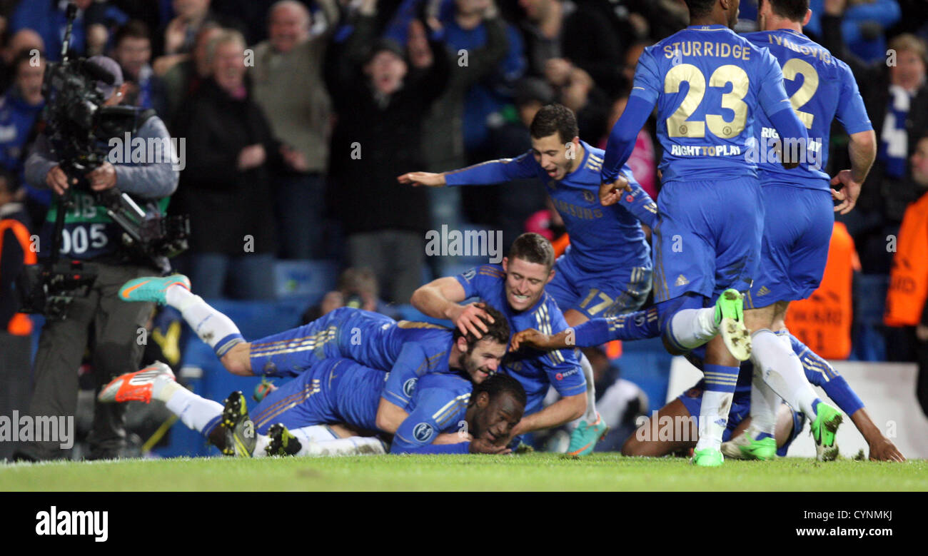 07.11.2012. Londra, Inghilterra. Chelsea giocatori celebra il gol vincente di Victor Mosè di Chelsea durante la UEFA Champions League Gruppo e gioco tra Chelsea e Shakhtar Donetsk da Stamford Bridge Foto Stock