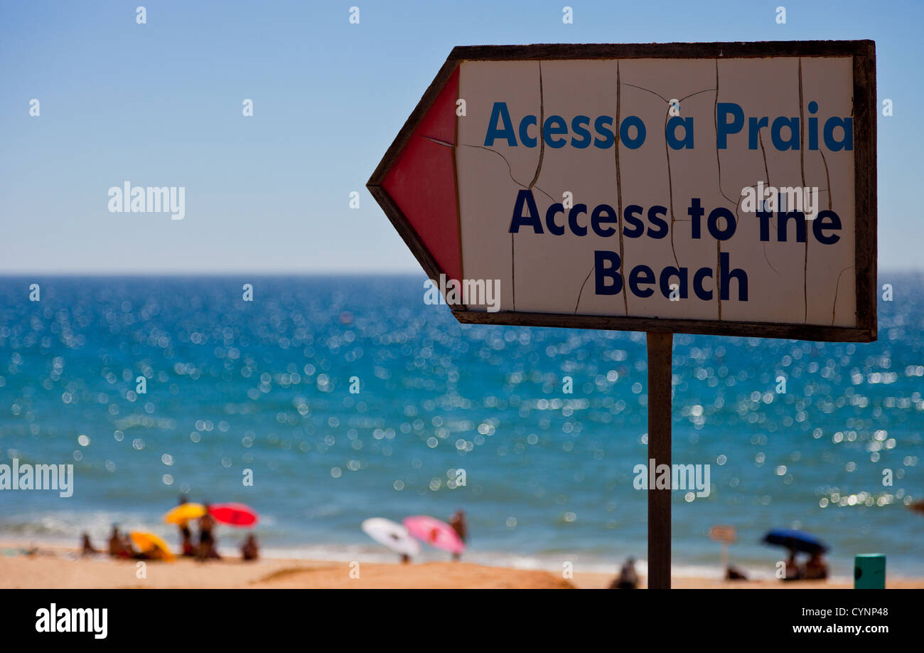 Accesso alla spiaggia - Acesso a Praia segno dare le indicazioni per la spiaggia. Sabbia e mediterraneo in background. Foto Stock