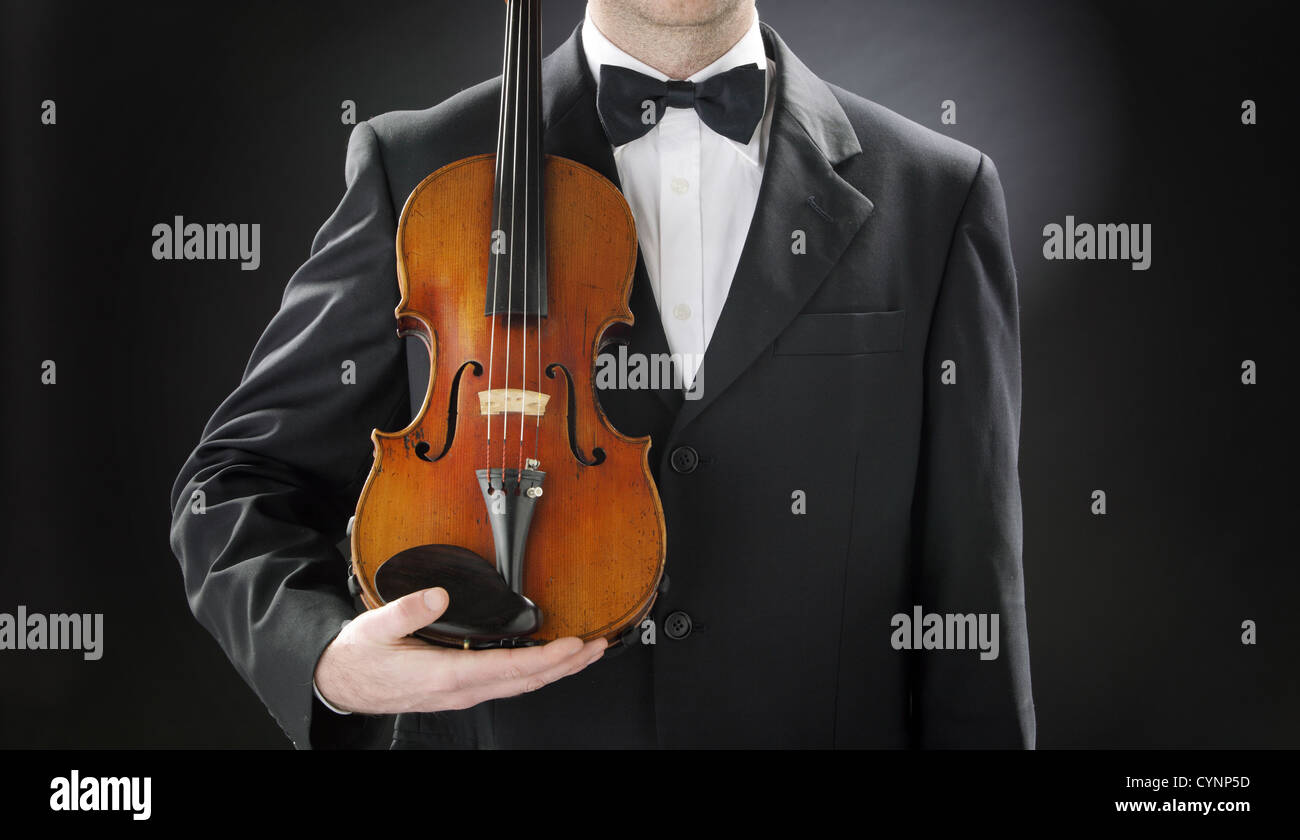 Un elegante violinista con il suo violino Foto Stock