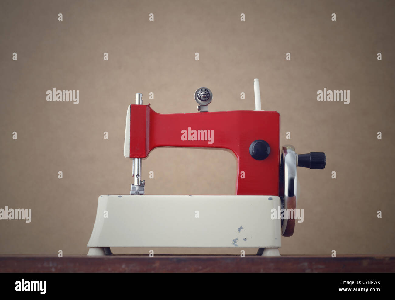 Macchina da cucire manovella immagini e fotografie stock ad alta  risoluzione - Alamy