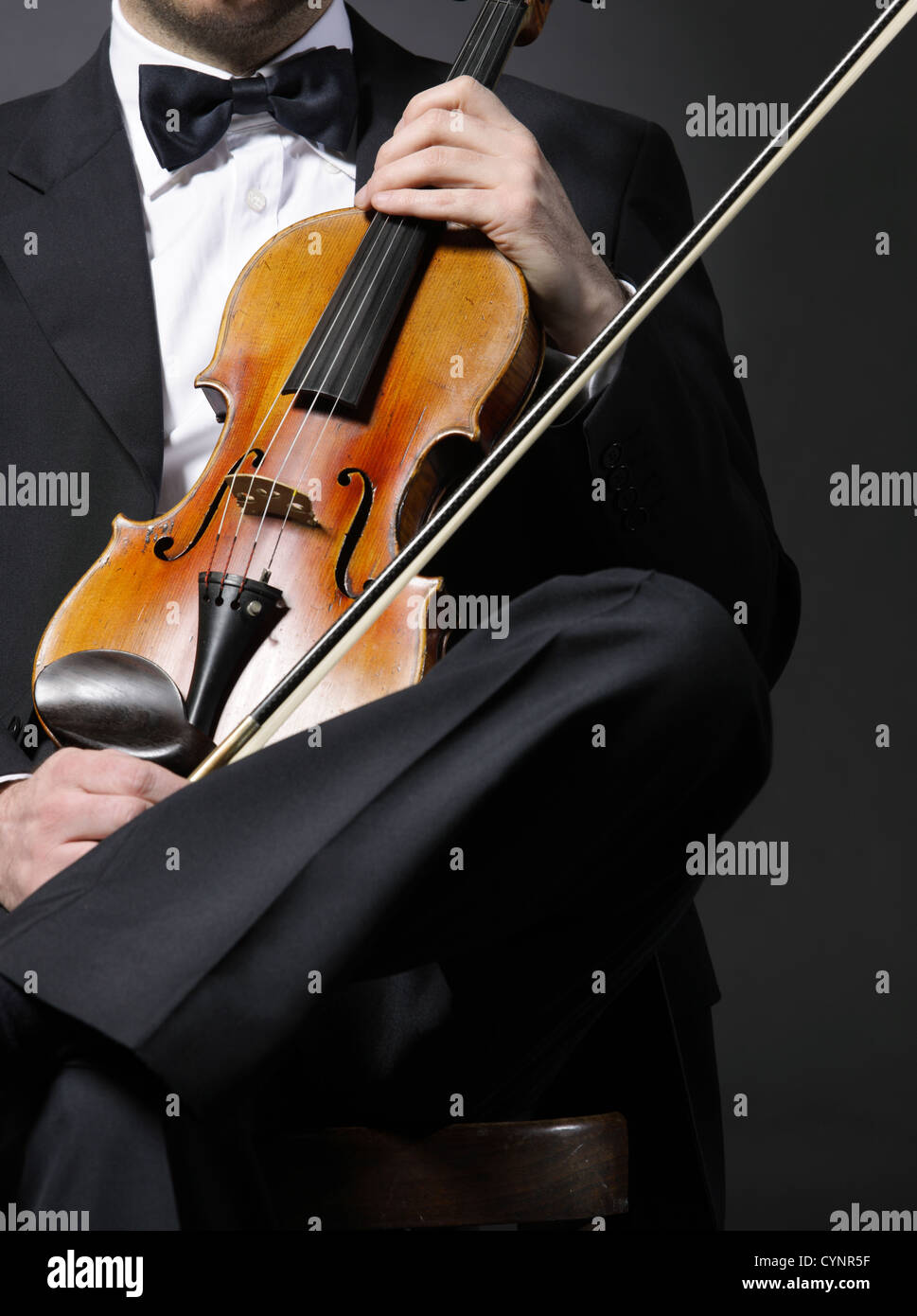 Un elegante violinista con il suo violino Foto Stock